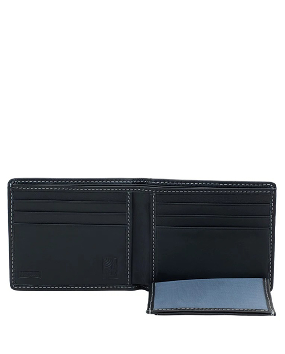 Billetera tipo americana negro de hombre. Pielnoble PE320 Medidas: 11 cm de ancho por 9 cm de alto. Materiales: Piel de vacuno. Rejilla transparente de poliéster. Funda protectora de plástico. Características: Formato americano. Cierre en forma de libro. Un departamento desplegable. Contiene: Dos departamentos para billetes de 20.5 x 8.5 cm. Siete departamentos para tarjetas de crédito. Una funda protectora transparente, extraíble, para documento de identidad. Un departamento con rejilla transparente para documento de identidad o tarjetas de crédito, de 9 cm de ancho x 7.5 cm de alto. Un departamento con rejilla transparente para guardar fotos, documentos, una tarjeta, de 9.5 cm de ancho por 8 cm de alto. Dos departamentos porta-papeles. Marca de la casa grabada en silicona. Protector RFID
