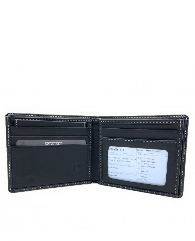 Billetera tipo americana negro de hombre. Pielnoble PE320 Medidas: 11 cm de ancho por 9 cm de alto. Materiales: Piel de vacuno. Rejilla transparente de poliéster. Funda protectora de plástico. Características: Formato americano. Cierre en forma de libro. Un departamento desplegable. Contiene: Dos departamentos para billetes de 20.5 x 8.5 cm. Siete departamentos para tarjetas de crédito. Una funda protectora transparente, extraíble, para documento de identidad. Un departamento con rejilla transparente para documento de identidad o tarjetas de crédito, de 9 cm de ancho x 7.5 cm de alto. Un departamento con rejilla transparente para guardar fotos, documentos, una tarjeta, de 9.5 cm de ancho por 8 cm de alto. Dos departamentos porta-papeles. Marca de la casa grabada en silicona. Protector RFID