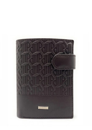 Billetera de piel para hombre con broche exterior y monedero. Pielnoble PB660 Packaging incluido Caja Metálica color Plata Pielnoble. Medidas: 12 cm de alto x 9 cm de ancho. Materiales: Piel de vacuno. Rejillas de poliéster transparente. Características: Cierre en forma de tríptico. Solapa de cierre para el monedero. Marca de la casa grabada en silicona. Contenido: Dos departamentos para billetes, de 16.5 cm de ancho x 11 cm de alto. Nueve departamentos para tarjetas de crédito. Un departamento con rejilla transparente para tarjeta o documento de identidad. Cuatro departamentos para papeles. Monedero horizontal con broche exterior. Un departamento con rejilla transparente para guardar documentos o fotos, de 11 cm de alto x 7 cm de ancho. Protección RFID