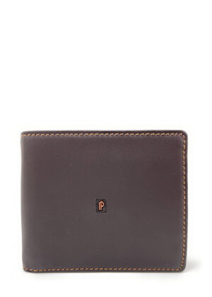 Billetera tipo americana marrón de hombre. Pielnoble PE320 Medidas: 11 cm de ancho por 9 cm de alto. Materiales: Piel de vacuno. Rejilla transparente de poliéster. Funda protectora de plástico. Características: Formato americano. Cierre en forma de libro. Un departamento desplegable. Contiene: Dos departamentos para billetes de 20.5 x 8.5 cm. Siete departamentos para tarjetas de crédito. Una funda protectora transparente, extraíble, para documento de identidad. Un departamento con rejilla transparente para documento de identidad o tarjetas de crédito, de 9 cm de ancho x 7.5 cm de alto. Un departamento con rejilla transparente para guardar fotos, documentos, una tarjeta, de 9.5 cm de ancho por 8 cm de alto. Dos departamentos porta-papeles. Marca de la casa grabada en silicona. Protector RFID