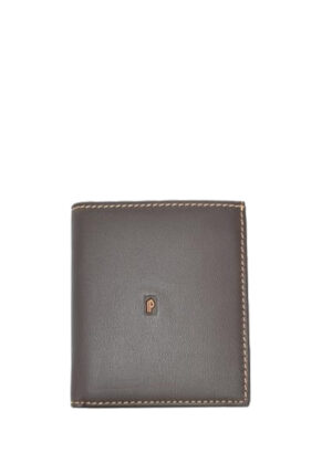 Billetero caballero Pielnoble marron PE328. Medidas: 10 cm de alto x 9 cm de ancho. Materiales: Piel de vacuno. Rejilla transparente de poliéster. Características: Billetera de formato vertical Se abre en forma de libro exponiendo todo su contenido.. Contiene: Dos departamentos para billetes de 9.5 cm de alto x 17.5 cm de ancho. Ocho departamentos para tarjetas de crédito.. Un departamento con rejilla transparente para documento de identidad Protección RFID