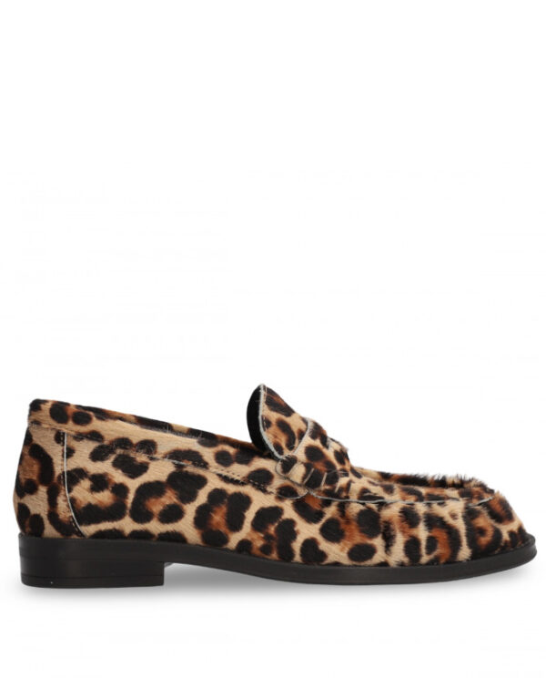 El mocasín Alpe en estampado leopardo es una propuesta atrevida y actual. Fabricado en pelo natural con diseño animal print, es perfecto para dar un toque de personalidad a tus looks más sencillos, combinando comodidad y estilo.
