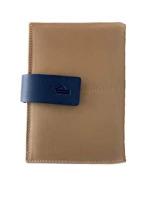 Billetero Grande de piel con monedero PNL 40861 Beig-negro Packaging incluido Caja metálica color Plata Pielnoble. Medidas: 10 de alto x 16 cm de largo. Características: Un departamento, de 15 x 19.5 cm. Doce departamentos para tarjetas de crédito. Dos departamentos con rejilla transparente tamaño tarjeta. Un talco transparente interior. Dos departamentos para papeles. Dos departamentos con rejilla transparente de 14 x 7 y 14.5 x 8 cm. Cierre de banda con clip metálico y logo grabado en la piel. Monedero exterior: Dos bolsillos. Un monedero con cierre de cremallera. Cierre de solapa con clip metálico. Logotipo de la marca grabado en la piel. Protección RFID