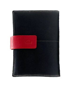 Billetero Grande de piel con monedero PNL 40861 negro Packaging incluido Caja metálica color Plata Pielnoble. Medidas: 10 de alto x 16 cm de largo. Características: Un departamento, de 15 x 19.5 cm. Doce departamentos para tarjetas de crédito. Dos departamentos con rejilla transparente tamaño tarjeta. Un talco transparente interior. Dos departamentos para papeles. Dos departamentos con rejilla transparente de 14 x 7 y 14.5 x 8 cm. Cierre de banda con clip metálico y logo grabado en la piel. Monedero exterior: Dos bolsillos. Un monedero con cierre de cremallera. Cierre de solapa con clip metálico. Logotipo de la marca grabado en la piel. Protección RFID